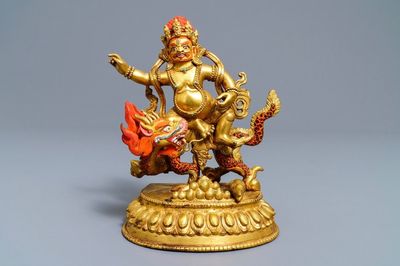 Een Sino-Tibetaanse beschilderde bronzen figuur van Jambhala op een draak, 19/20e eeuw