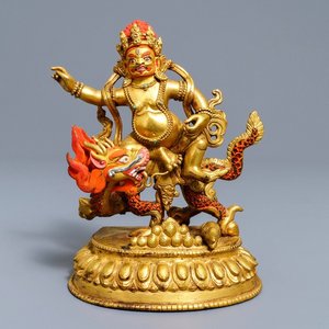 Een Sino-Tibetaanse beschilderde bronzen figuur van Jambhala op een draak, 19/20e eeuw — foto 1