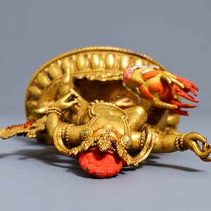 Een Sino-Tibetaanse beschilderde bronzen figuur van Jambhala op een draak, 19/20e eeuw — foto 6