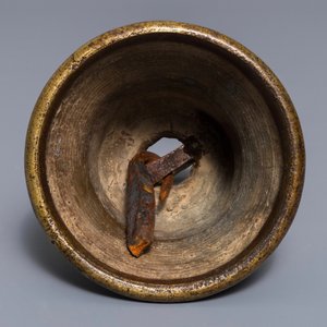 Een Sino-Tibetaanse bronzen bel met sporen van lak en vergulding, 17/18e eeuw — foto 5