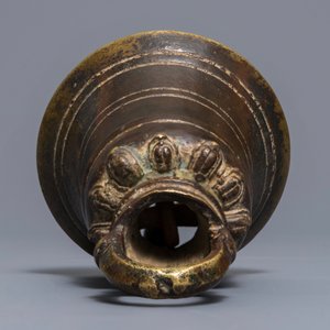 Een Sino-Tibetaanse bronzen bel met sporen van lak en vergulding, 17/18e eeuw — foto 6