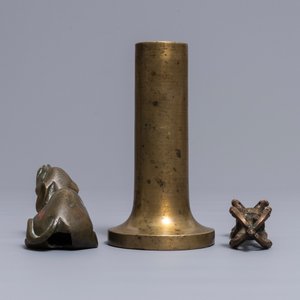 Een Sino-Tibetaanse bronzen dorj, een olifant met inlegwerk en een Japans vaasje,  18/19e eeuw — foto 5