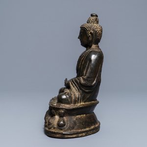 Een Sino-Tibetaanse bronzen figuur van Buddha Shakyamuni, Ming — foto 4