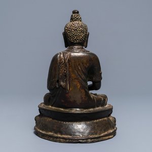 Een Sino-Tibetaanse bronzen figuur van Buddha Shakyamuni, Ming — foto 5