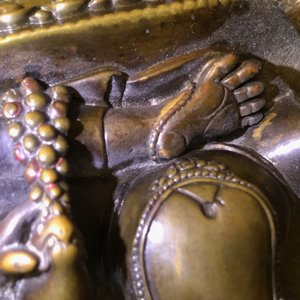 Een Sino-Tibetaanse bronzen figuur van Jambhala, 17/18e eeuw — foto 11