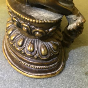 Een Sino-Tibetaanse bronzen figuur van Jambhala, 17/18e eeuw — foto 14