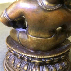 Een Sino-Tibetaanse bronzen figuur van Jambhala, 17/18e eeuw — foto 16