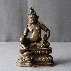 Een Sino-Tibetaanse bronzen figuur van Jambhala, 17/18e eeuw — foto 24