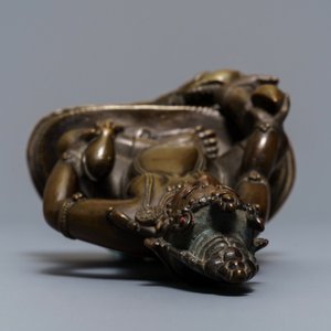 Een Sino-Tibetaanse bronzen figuur van Jambhala, 17/18e eeuw — foto 4