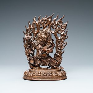 Een Sino-Tibetaanse bronzen figuur van Vajrapani, 17/18e eeuw — foto 1