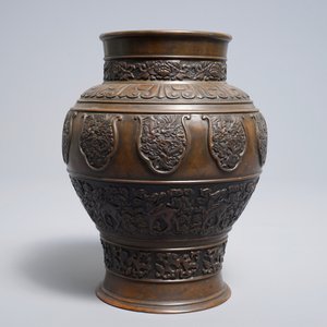 Een Sino-Tibetaanse bronzen vaas met reliëfdecor van mythologische dieren, 18/19e eeuw — foto 2
