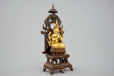 Een Sino-Tibetaanse deels verguld bronzen figuur van Shadakshari Lokeshvara op een troon, 19/20e eeuw