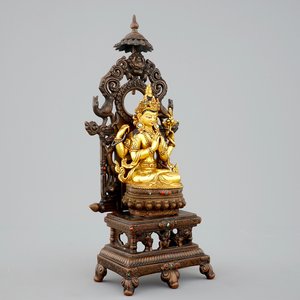 Een Sino-Tibetaanse deels verguld bronzen figuur van Shadakshari Lokeshvara op een troon, 19/20e eeuw — foto 1