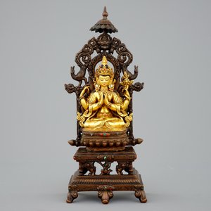 Een Sino-Tibetaanse deels verguld bronzen figuur van Shadakshari Lokeshvara op een troon, 19/20e eeuw — foto 2