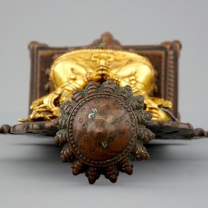 Een Sino-Tibetaanse deels verguld bronzen figuur van Shadakshari Lokeshvara op een troon, 19/20e eeuw — foto 7