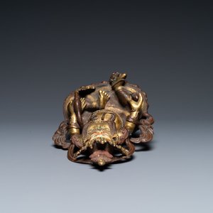 Een Sino-Tibetaanse deels vergulde bronzen figuur van Jambhala met inscripties op de rug, 19e eeuw — foto 6