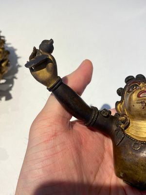 Een Sino-Tibetaanse deels vergulde bronzen sculptuur van Yamantaka, wellicht 17/18e eeuw — foto 21