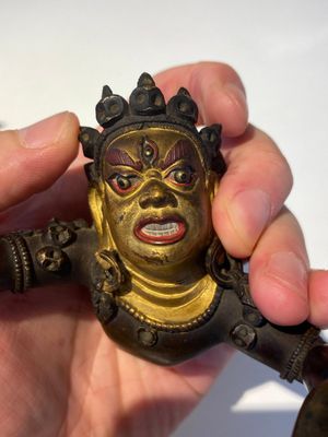 Een Sino-Tibetaanse deels vergulde bronzen sculptuur van Yamantaka, wellicht 17/18e eeuw — foto 22