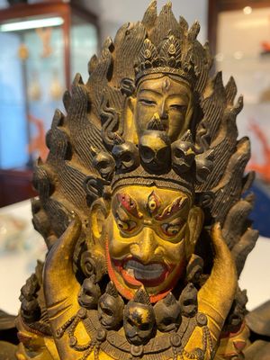 Een Sino-Tibetaanse deels vergulde bronzen sculptuur van Yamantaka, wellicht 17/18e eeuw — foto 7