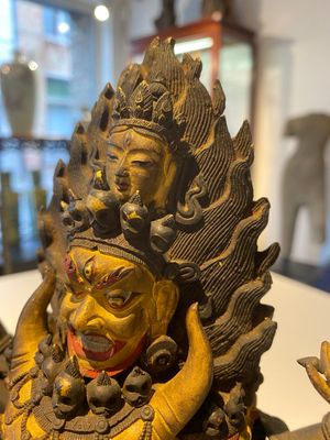Een Sino-Tibetaanse deels vergulde bronzen sculptuur van Yamantaka, wellicht 17/18e eeuw — foto 8