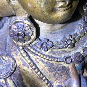 Een Sino-Tibetaanse ingelegde verguld bronzen figuur van Ushnishavijaya, 17/18e eeuw — foto 17