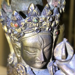 Een Sino-Tibetaanse ingelegde verguld bronzen figuur van Ushnishavijaya, 17/18e eeuw — foto 18