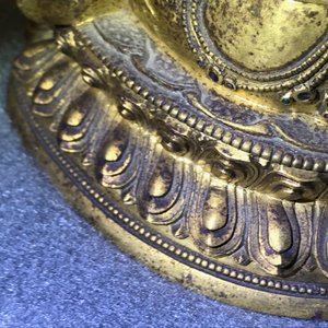 Een Sino-Tibetaanse ingelegde verguld bronzen figuur van Ushnishavijaya, 17/18e eeuw — foto 24