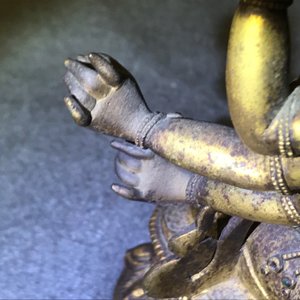 Een Sino-Tibetaanse ingelegde verguld bronzen figuur van Ushnishavijaya, 17/18e eeuw — foto 25