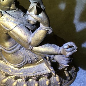 Een Sino-Tibetaanse ingelegde verguld bronzen figuur van Ushnishavijaya, 17/18e eeuw — foto 27