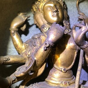 Een Sino-Tibetaanse ingelegde verguld bronzen figuur van Ushnishavijaya, 17/18e eeuw — foto 6