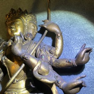 Een Sino-Tibetaanse ingelegde verguld bronzen figuur van Ushnishavijaya, 17/18e eeuw — foto 9