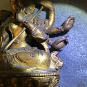 Een Sino-Tibetaanse ingelegde verguld bronzen figuur van Ushnishavijaya, 17/18e eeuw — foto 10