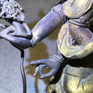 Een Sino-Tibetaanse ingelegde verguld bronzen figuur van Ushnishavijaya, 18e eeuw — foto 11