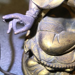 Een Sino-Tibetaanse ingelegde verguld bronzen figuur van Ushnishavijaya, 18e eeuw — foto 12
