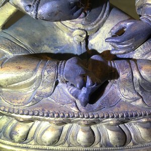 Een Sino-Tibetaanse ingelegde verguld bronzen figuur van Ushnishavijaya, 18e eeuw — foto 13