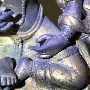 Een Sino-Tibetaanse ingelegde verguld bronzen figuur van Ushnishavijaya, 18e eeuw — foto 17