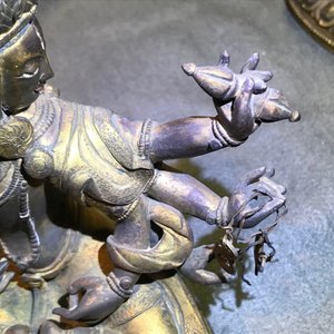Een Sino-Tibetaanse ingelegde verguld bronzen figuur van Ushnishavijaya, 18e eeuw — foto 19