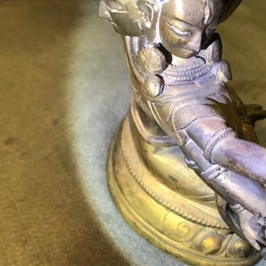 Een Sino-Tibetaanse ingelegde verguld bronzen figuur van Ushnishavijaya, 18e eeuw — foto 23