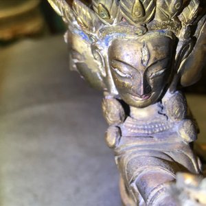 Een Sino-Tibetaanse ingelegde verguld bronzen figuur van Ushnishavijaya, 18e eeuw — foto 24