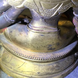 Een Sino-Tibetaanse ingelegde verguld bronzen figuur van Ushnishavijaya, 18e eeuw — foto 28
