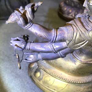 Een Sino-Tibetaanse ingelegde verguld bronzen figuur van Ushnishavijaya, 18e eeuw — foto 31