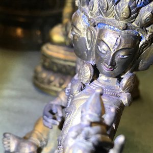 Een Sino-Tibetaanse ingelegde verguld bronzen figuur van Ushnishavijaya, 18e eeuw — foto 32