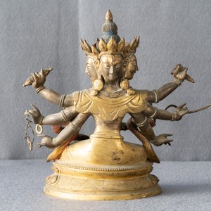 Een Sino-Tibetaanse ingelegde verguld bronzen figuur van Ushnishavijaya, 18e eeuw — foto 5
