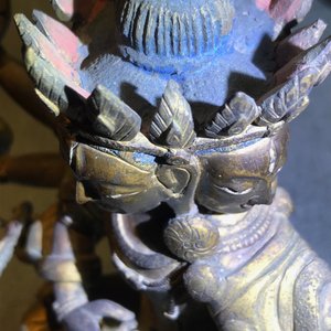 Een Sino-Tibetaanse ingelegde verguld bronzen figuur van Ushnishavijaya, 18e eeuw — foto 7