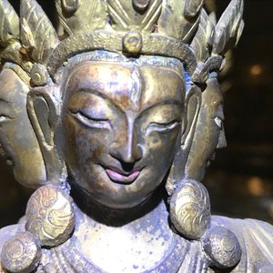 Een Sino-Tibetaanse ingelegde verguld bronzen figuur van Ushnishavijaya, 18e eeuw — foto 8