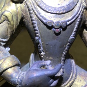 Een Sino-Tibetaanse ingelegde verguld bronzen figuur van Ushnishavijaya, 18e eeuw — foto 9