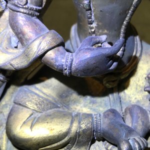 Een Sino-Tibetaanse ingelegde verguld bronzen figuur van Ushnishavijaya, 18e eeuw — foto 10