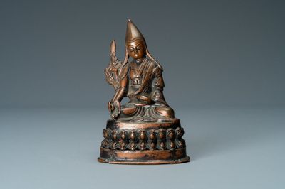Een Sino-Tibetaanse koperen figuur van een lama, 18/19e eeuw