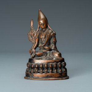 Een Sino-Tibetaanse koperen figuur van een lama, 18/19e eeuw — foto 1