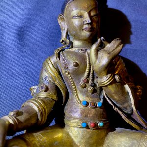 Een Sino-Tibetaanse met koraal en turkoois ingelegde verguld bronzen figuur van Tara, 18e eeuw — foto 13